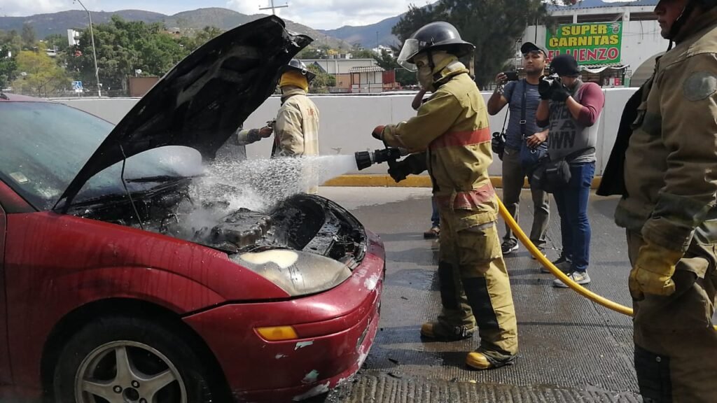 Se Incendia Auto Frente Al Lienzo Charro El Sol De Chilpancingo