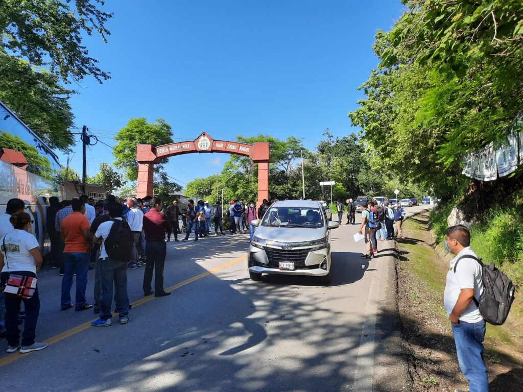 Normalistas De Ayotzinapa Bloquean Carreteras De Tixtla El Sol De