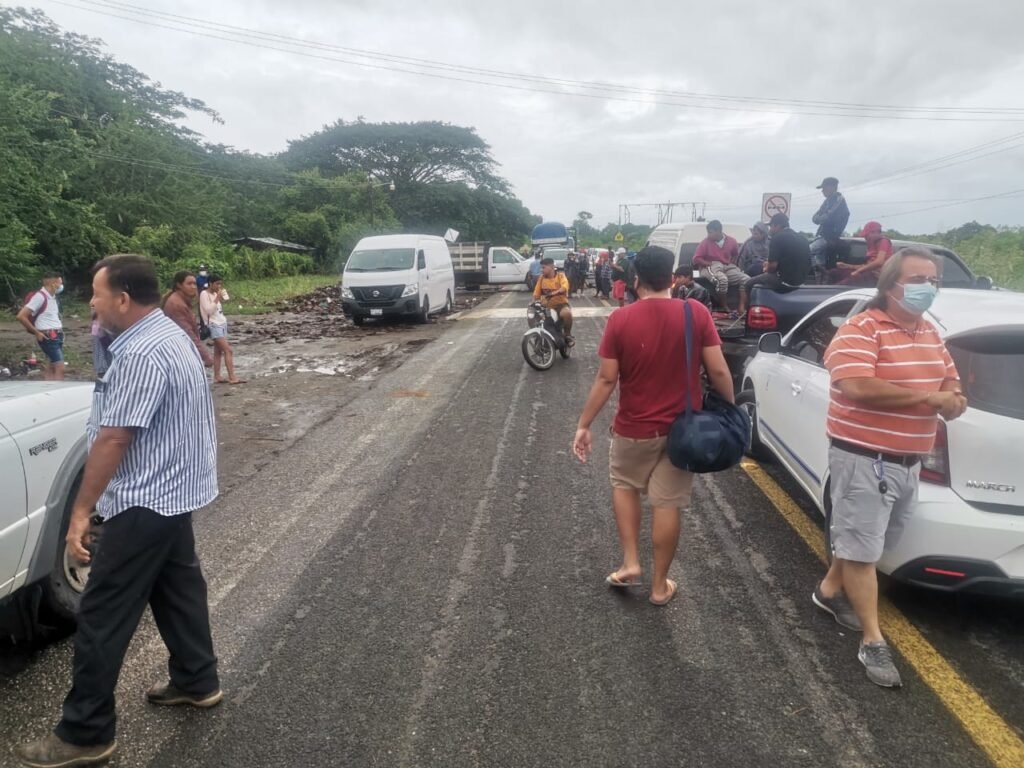 Van tres días de bloqueo intermitente en la AcapulcoZihuatanejo El