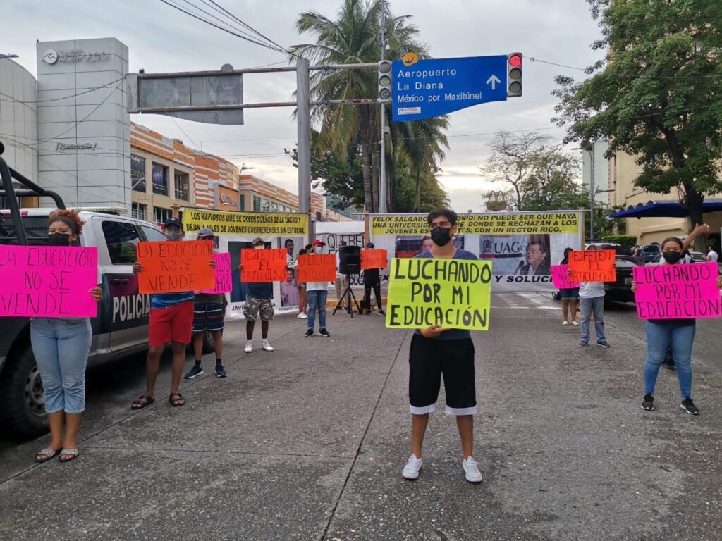 Bloquean jóvenes la Costera Miguel Alemán para exigir su ingreso a la