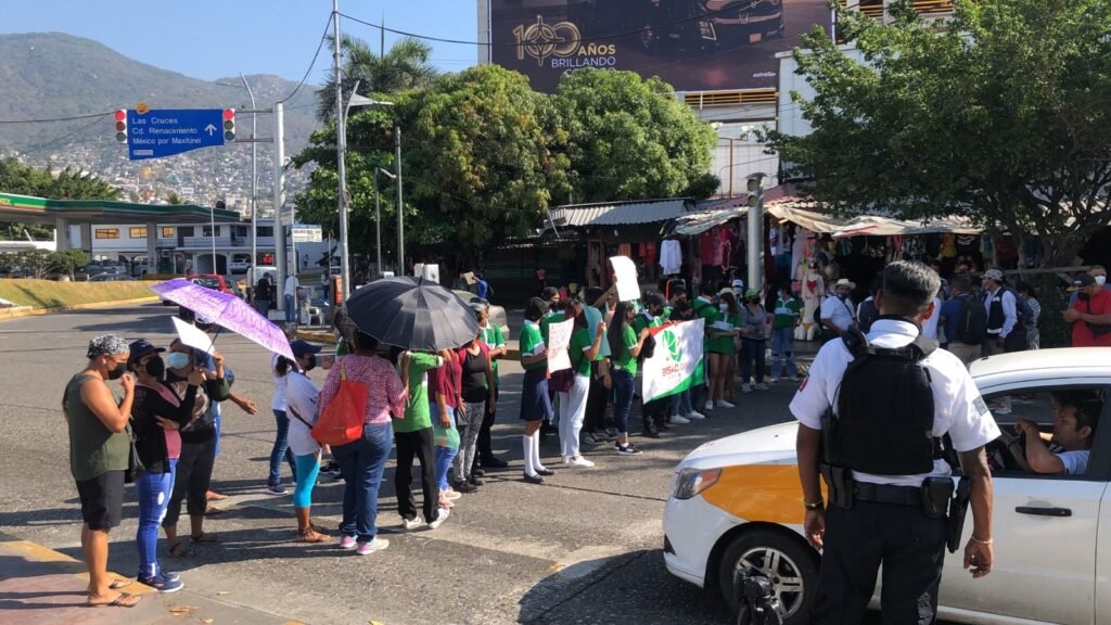 Alumnos y maestros de EMSAD bloquean Costera Miguel Alemán El Sol de