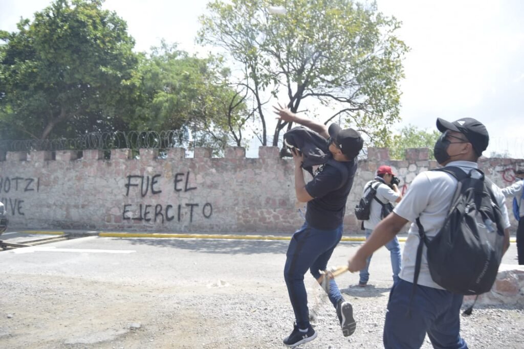 Normalistas Atacan Instalaciones Militares En Chilpancingo Con Piedras