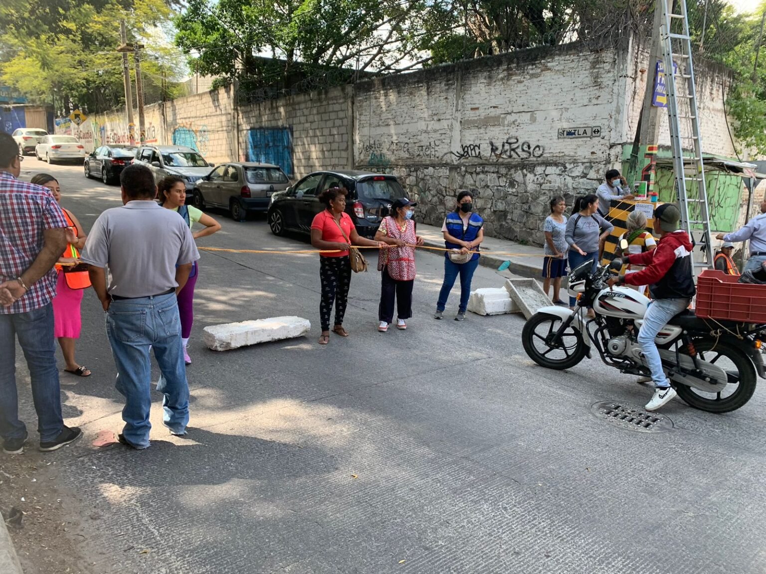 Bloquean Vecinos De La Colonia Alianza Popular Por Falta De Agua El