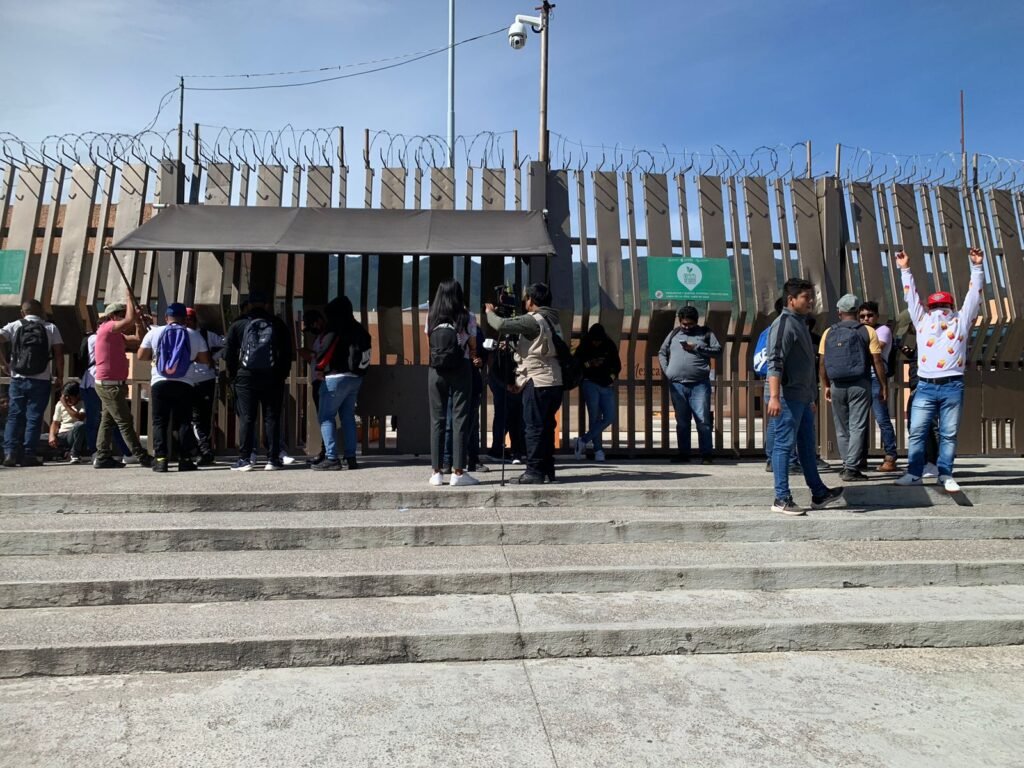 Egresados De Ayotzinapa Exigen Plazas Para Todos El Sol De Chilpancingo