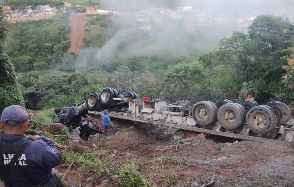 Vuelca tráiler cargado de cemento cerca de Tlacotepec muere el