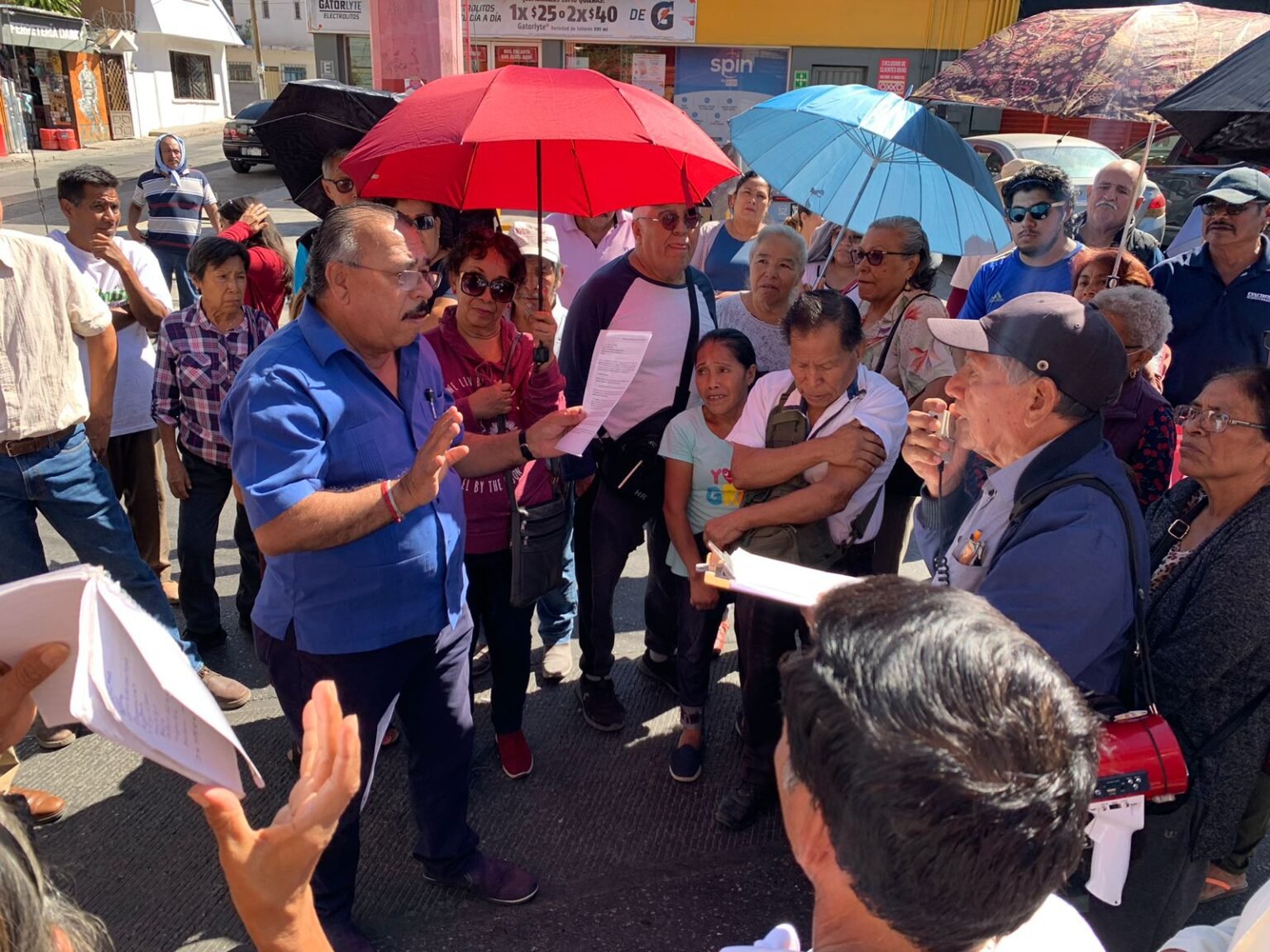 Vecinos De La Colonia Los Sauces Bloquean Avenida Por Cobro Excesivo De