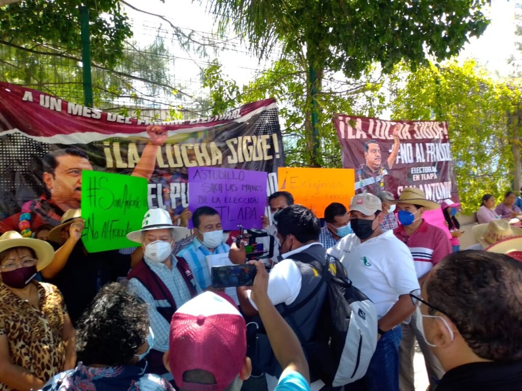 Protestan miembros de Morena frente a la FGE - El Sol de Chilpancingo